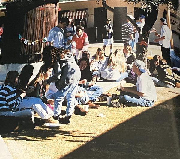 Students at Greenway hanging out at the middle of the campus.
(Greenway Yearbook 1995)